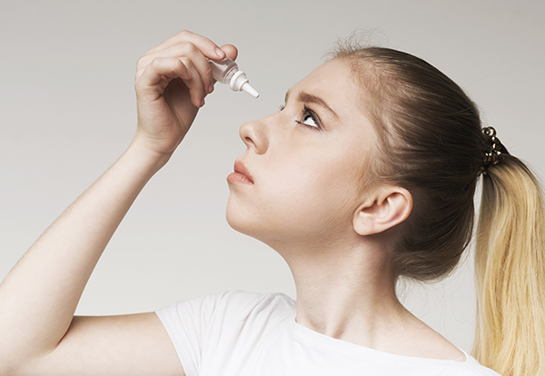 https://dralfredoallergy.com.mx/wp-content/uploads/2023/05/young-girl-using-disease-contact-eye-drop-2022-12-16-07-34-23-utc.jpg